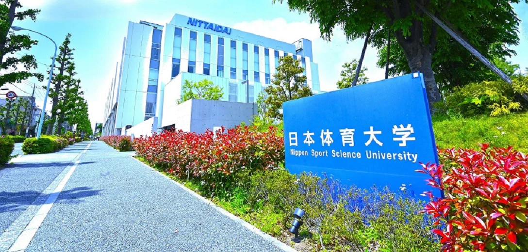 キャンパスで談笑する学生のイメージ